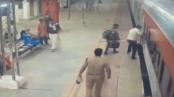 Phút cứu người đàn ông trước lằn ranh sinh tử ở sân ga