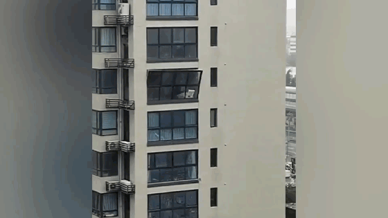 Gió cực mạnh giật bay cửa kính chung cư
