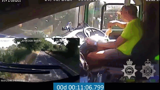 Mải dùng smartphone, tài xế xe tải gây tai nạn kinh hoàng