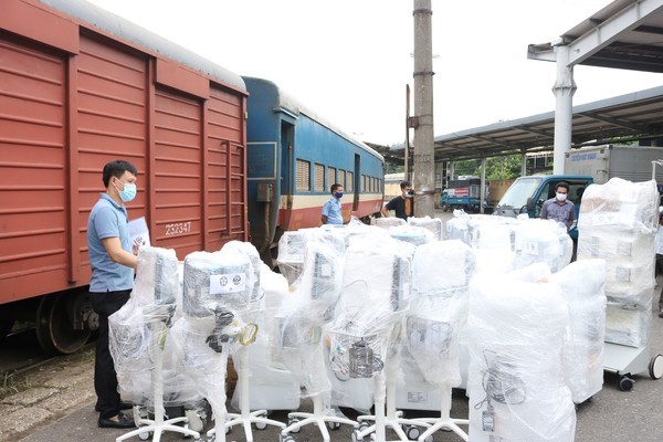 Chuyến tàu đặc biệt chở hàng trăm máy móc, thiết bị y tế chi viện TP.HCM