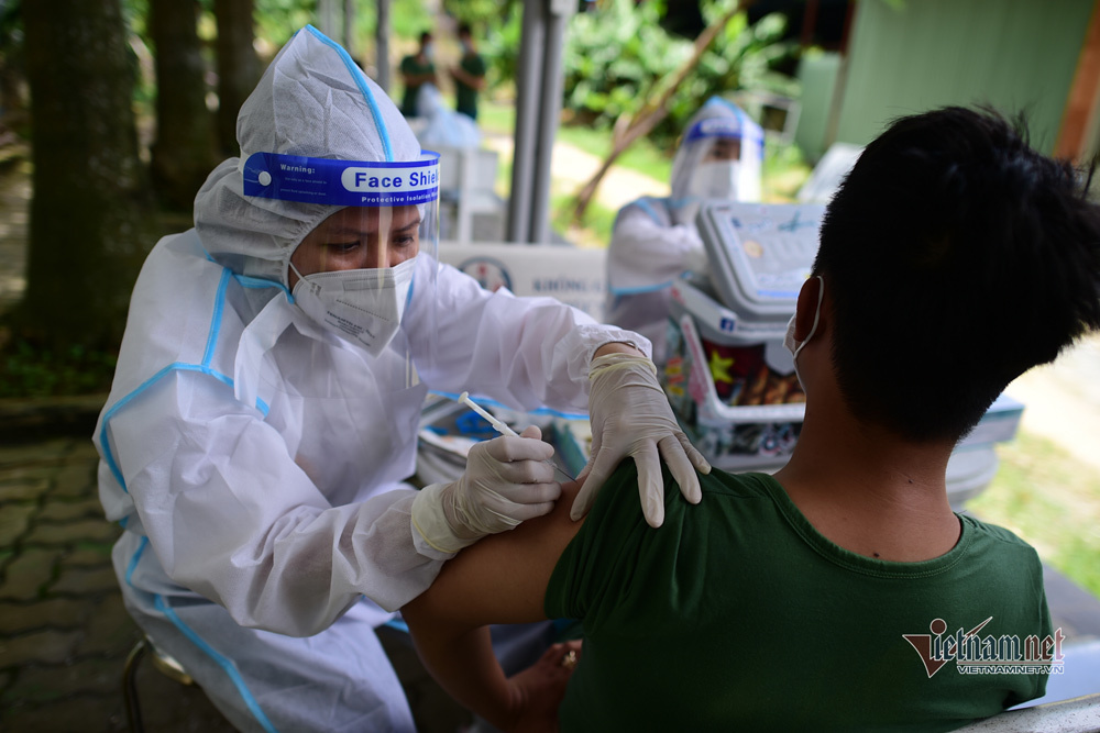 Đội tiêm vắc xin Covid-19 lưu động đầu tiên tại TP.HCM