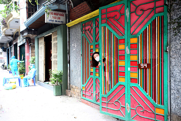 Giãn cách ở Hà Nội, 'ai ở đâu ở đấy, ai ho sốt liên lạc ngay'