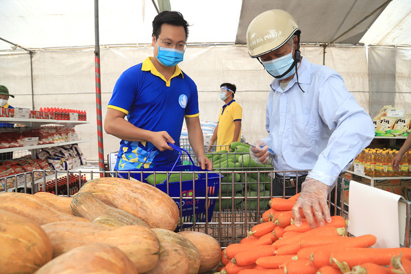 The first 'VND0 supermarket' in Hanoi welcomes people affected by Covid outbreak