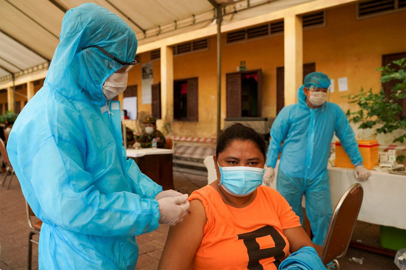 Campuchia tiêm mũi vắc xin Covid-19 thứ 3 cho dân
