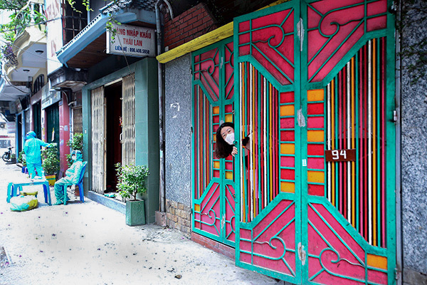 Giãn cách ở Hà Nội, 'ai ở đâu ở đấy, ai ho sốt liên lạc ngay'