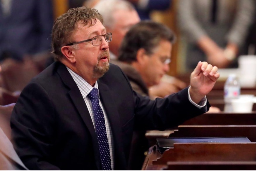 Lời bộc bạch của nghị sĩ Mỹ phản đối khẩu trang suýt chết vì Covid-19