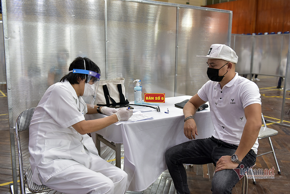 Bên trong 'bệnh viện dã chiến' tiêm vắc xin đầu tiên tại Hà Nội