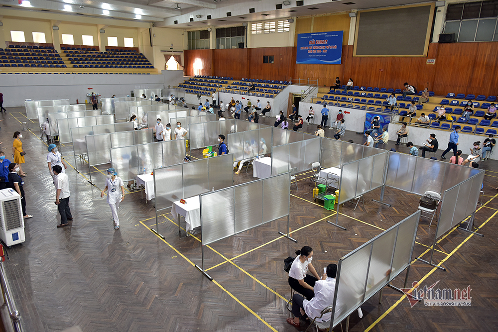 Bên trong 'bệnh viện dã chiến' tiêm vắc xin đầu tiên tại Hà Nội