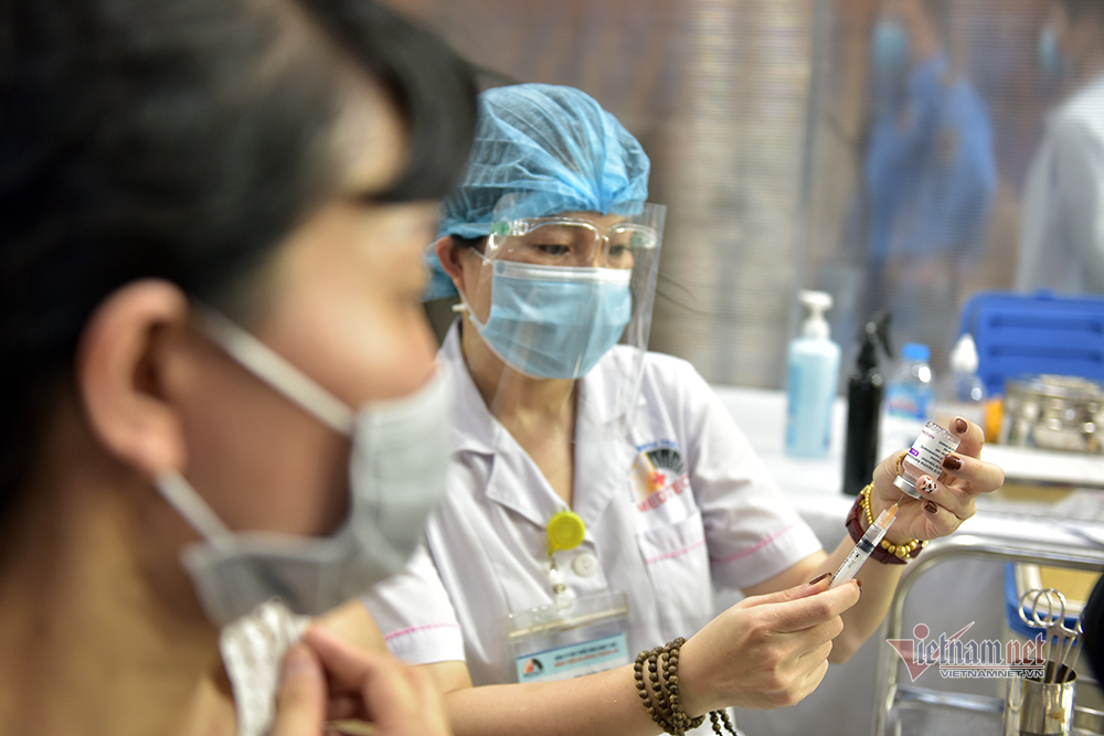 Bên trong 'bệnh viện dã chiến' tiêm vắc xin đầu tiên tại Hà Nội