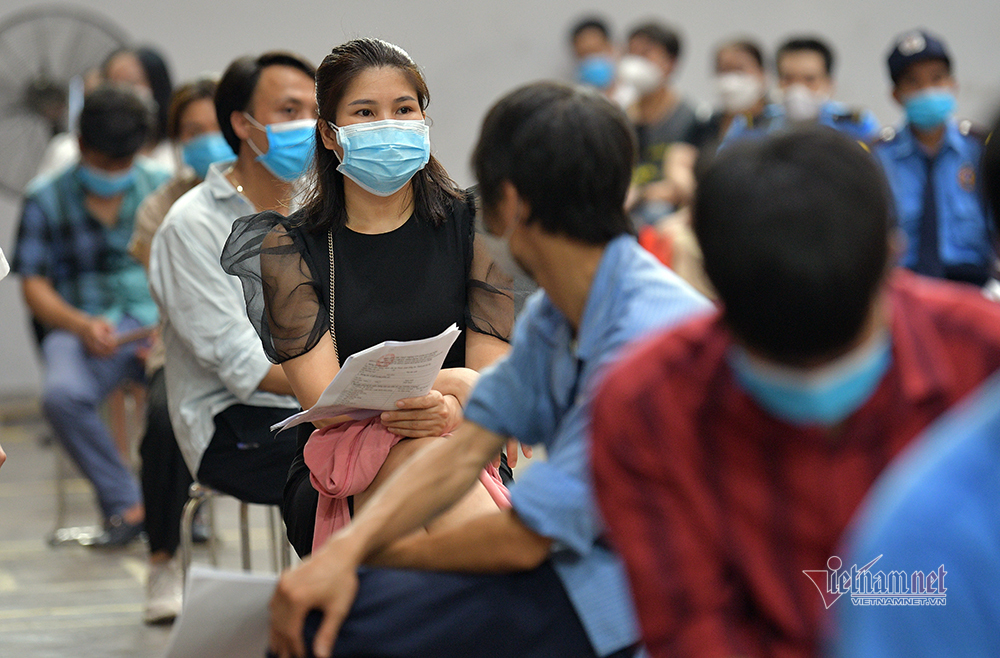 Bên trong 'bệnh viện dã chiến' tiêm vắc xin đầu tiên tại Hà Nội