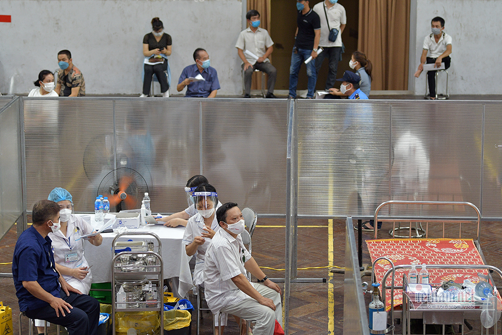 Bên trong 'bệnh viện dã chiến' tiêm vắc xin đầu tiên tại Hà Nội