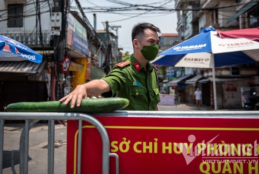 Hà Nội siết giãn cách theo quy định mới, có được đi ngân hàng giao dịch?