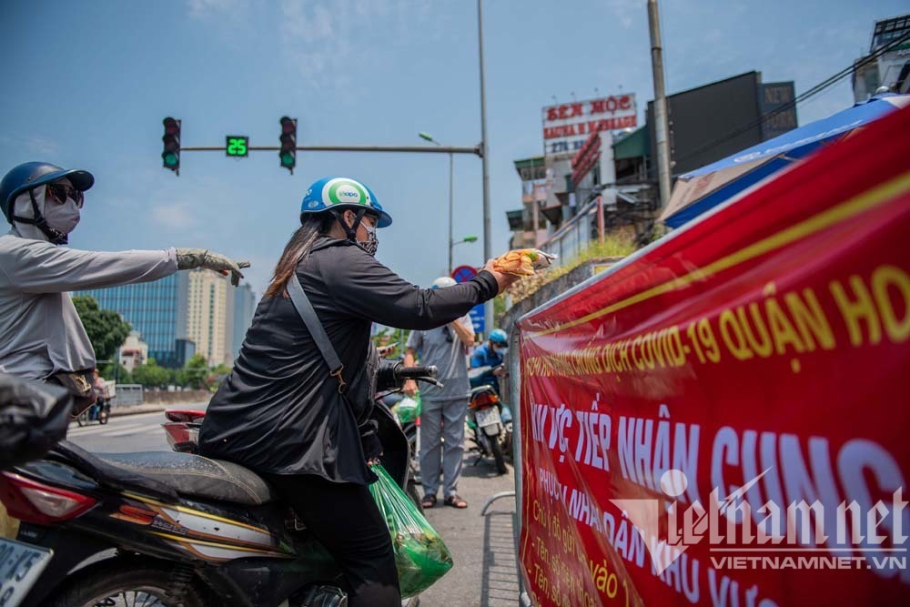 Vận chuyển nhu yếu phẩm giúp dân yên tâm vượt qua kho khăn do dịch bệnh