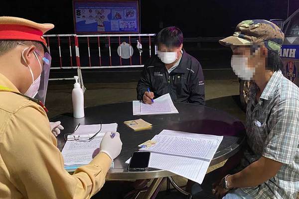 Lợi dụng xe chở hàng hóa để chở người “né” chốt kiểm dịch
