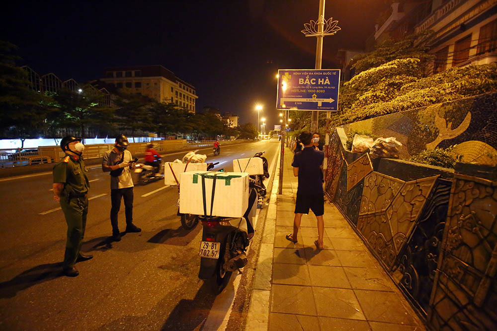 Đưa giò chả vào bán qua rào khu cách ly, 3 người ở Hà Nội bị phạt 6 triệu