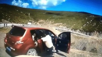 Tài xế không kéo phanh tay, ô tô trượt xuống núi