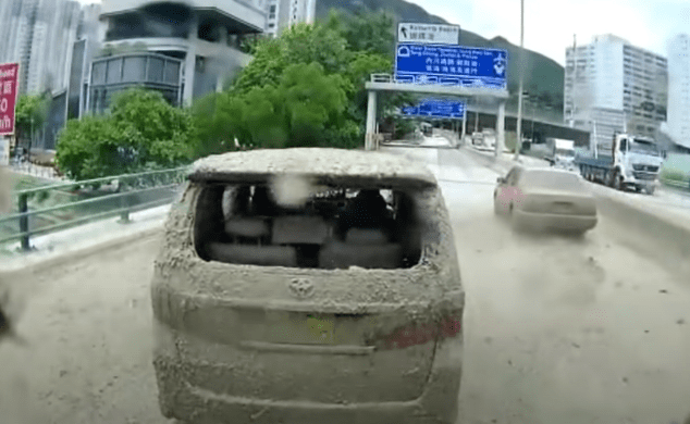 Ganh đua trên đường cao tốc, ô tô bị “nhuốm” bùn