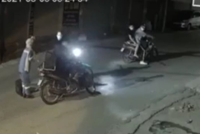 Công an truy lùng nhóm cướp xe máy của nữ lao công ở Hà Nội