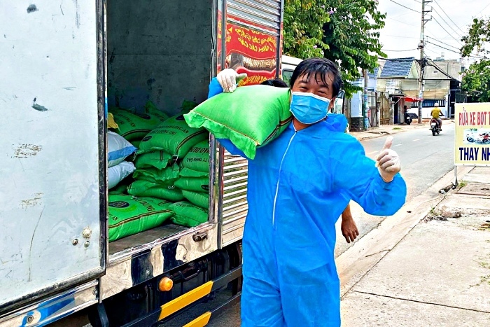 Tổng Giám đốc vác hàng cứu trợ, sáng chế nhà vệ sinh di động tặng BV dã chiến