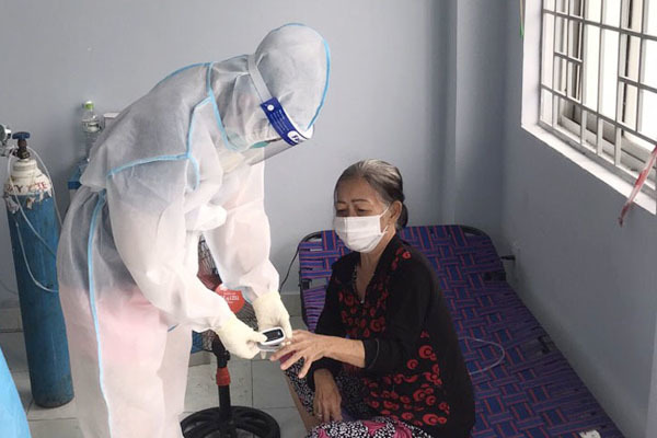 Bức ảnh suất cơm của bác sĩ thay đổi hoàn toàn thái độ của nữ bệnh nhân F0