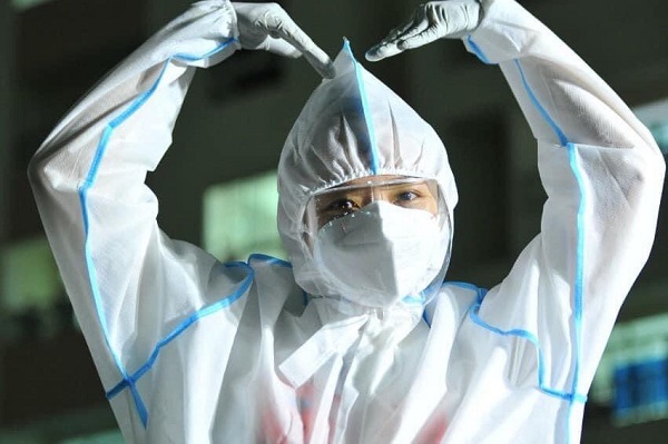 Cẩm Vân, Tóc Tiên lần đầu mặc bảo hộ kín mít hát tặng bệnh nhân F0