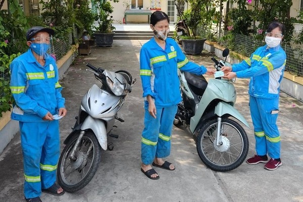 Nữ lao công bị cướp ở Hà Nội nhận 4 xe máy, tặng 2 xe cho đồng nghiệp