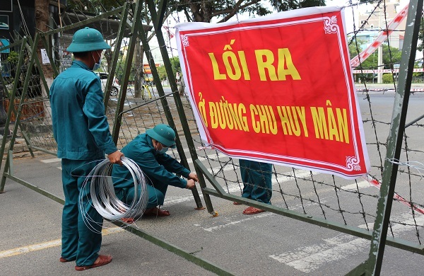 Dựng hàng rào thép gai, dải phân cách bê tông ngăn người vượt khu phong tỏa