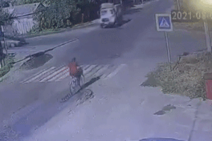 Hai xe đâm nhau, người đàn ông đi xe đạp bị "tai bay vạ gió"