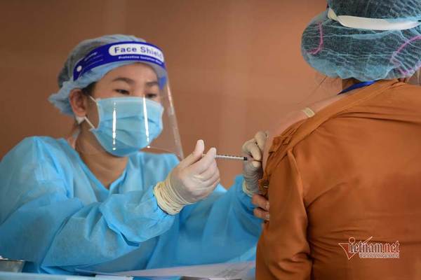 Ông Tây ở TP.HCM đi tiêm vắc xin