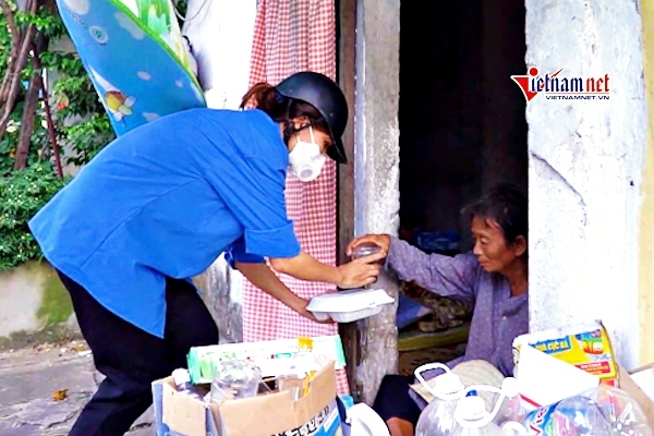 Hơn 600 suất cơm 'đi' khắp ngõ ngách tặng người nghèo Hà Nội mỗi ngày