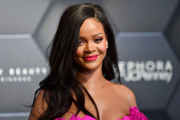 Ca sĩ Rihanna trở thành tỷ phú đô la ở tuổi 33
