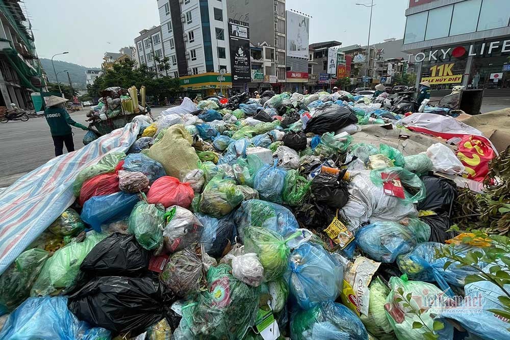 Garbage piles up in Ha Long City