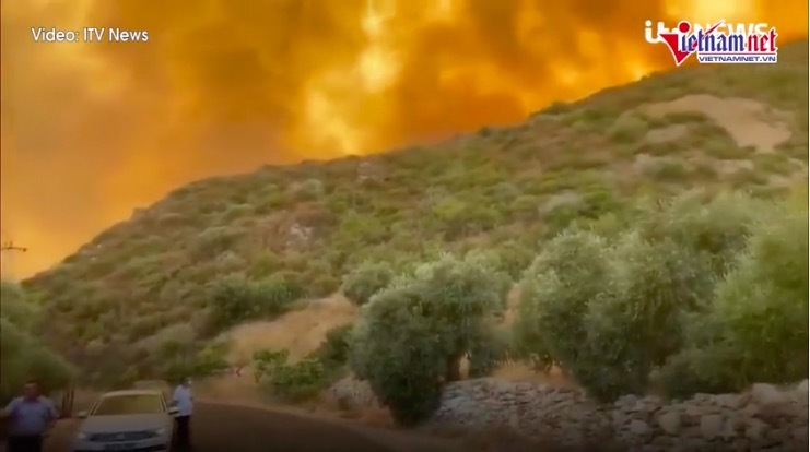Đảo Hy Lạp chìm trong biển lửa, cảnh tượng như trong phim thảm họa