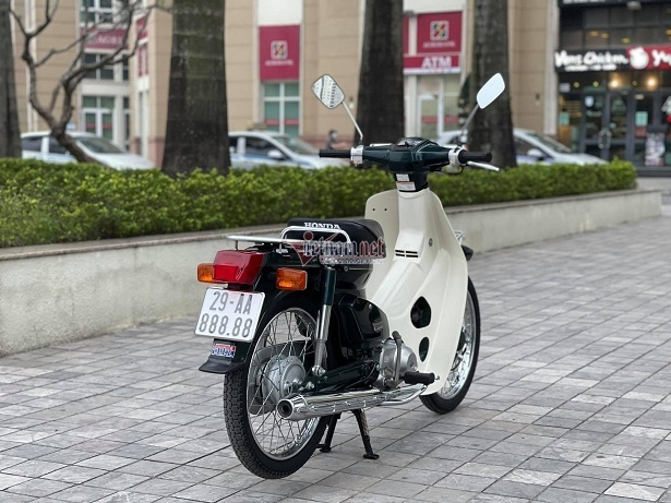 Honda Cub 82 biển VIP giá gần 500 triệu đồng ở Hà Nội