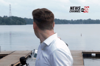 Xe bán tải chìm nghỉm xuống hồ ngay trên sóng truyền hình trực tiếp