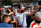 Hàng nghìn người Philippines tranh nhau tiêm vắc xin trước giờ phong toả