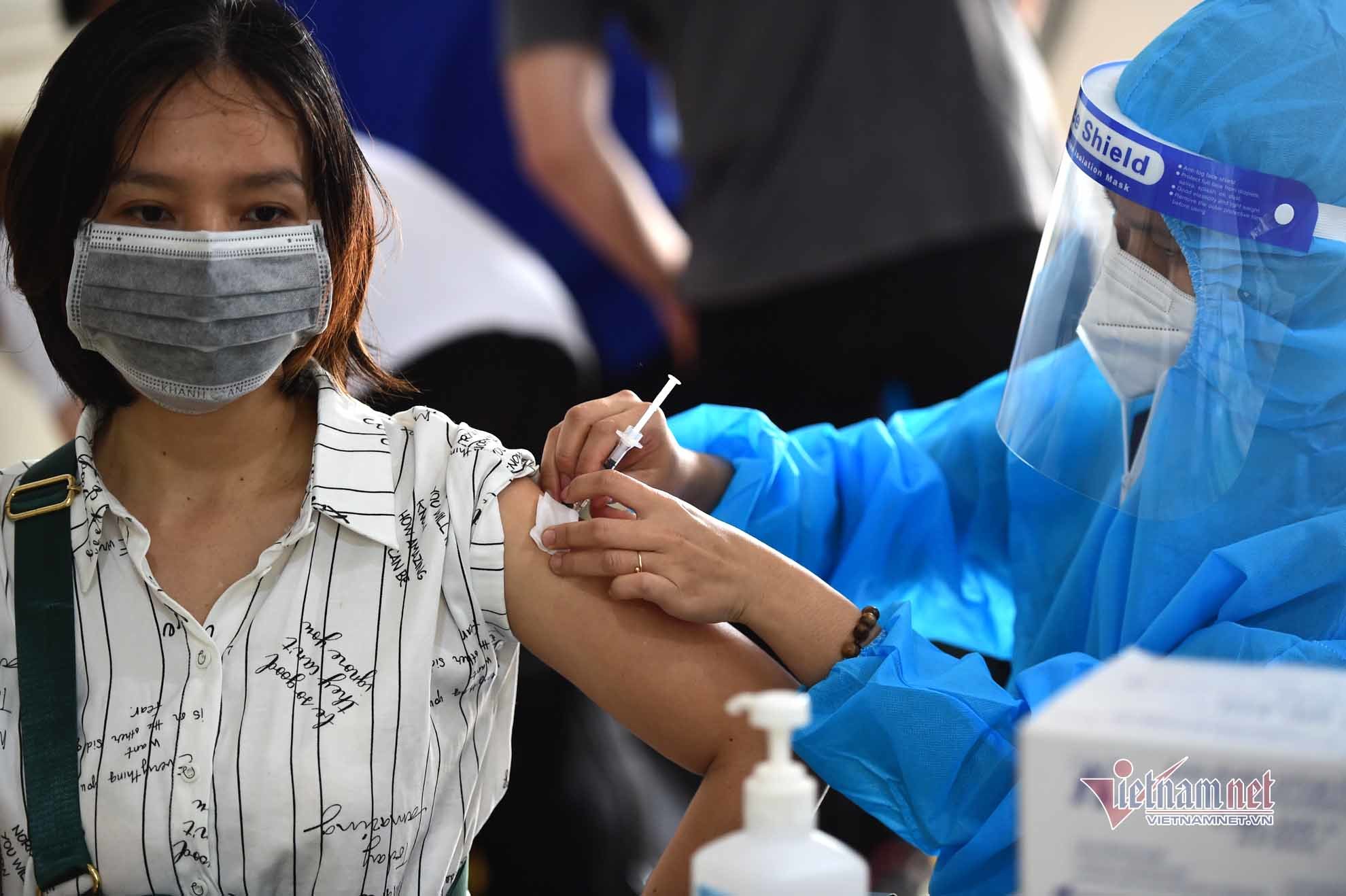 Thủ tướng: Ưu tiên cấp tiếp vắc xin cho TP.HCM và các tỉnh phía Nam