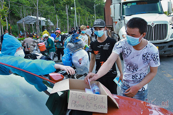 Lặng lẽ bỏ hàng trăm triệu biếu người đi xe máy về quê