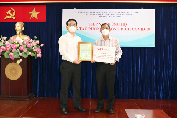 VUS ủng hộ 8 máy thở, 5.000 bộ bảo hộ cho công tác chống dịch