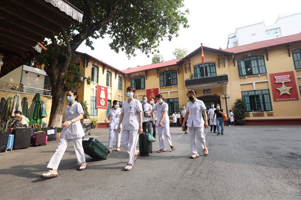 300 healthcare workers, 8 tonnes of medical supplies make trip from Hanoi to HCM City