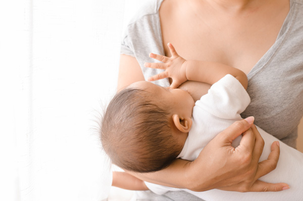 Người mẹ nhiễm Covid-19 có nên cho trẻ bú?