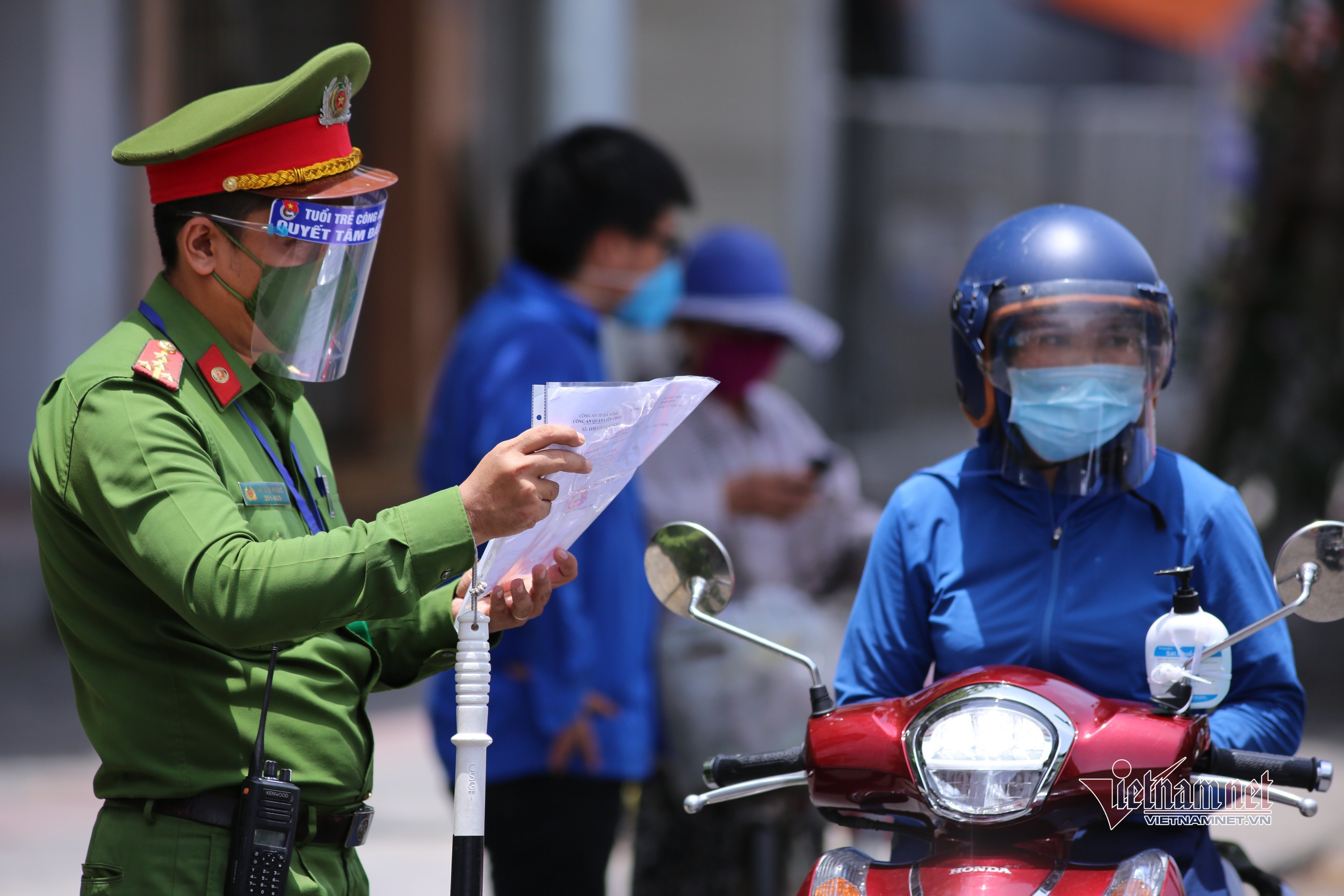 Bất ngờ đổi mẫu giấy đi đường, cán bộ Đà Nẵng làm thêm giờ ...