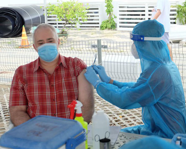 Over 660 foreigners in HCMC’s District 7 vaccinated against Covid-19