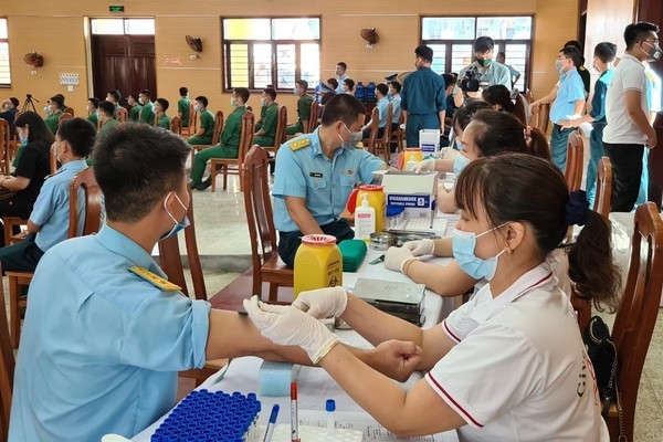 Hơn 400 đơn vị máu từ trường quân đội giúp sức bệnh viện đang cạn nguồn máu