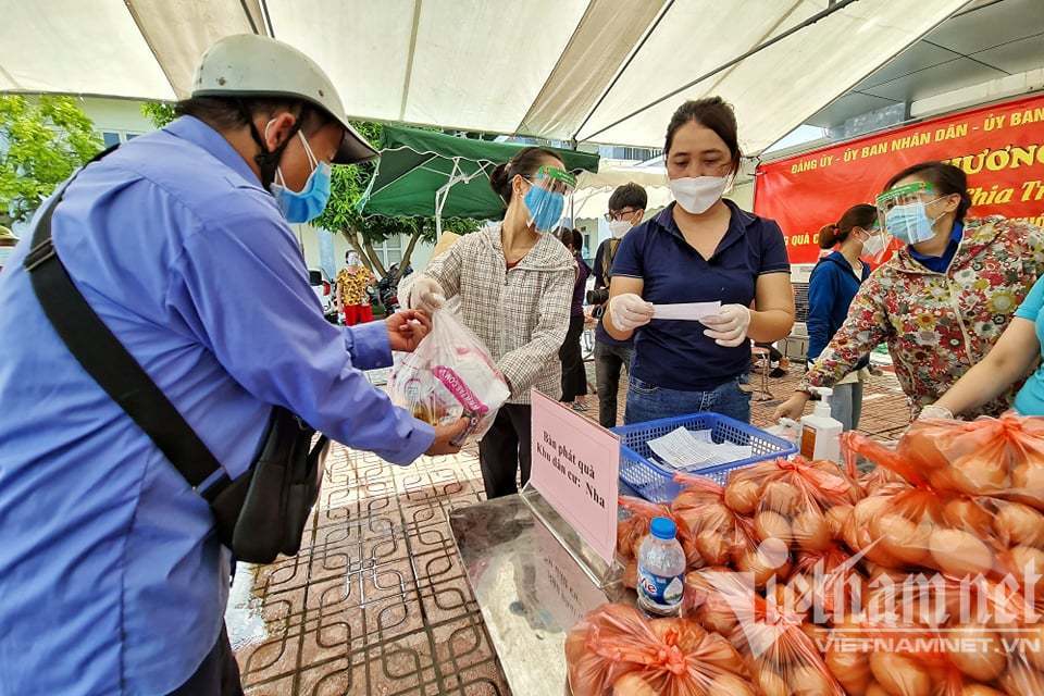 Nghìn suất quà đến tay người dân chịu ảnh hưởng bởi dịch Covid-19 ở Hà Nội