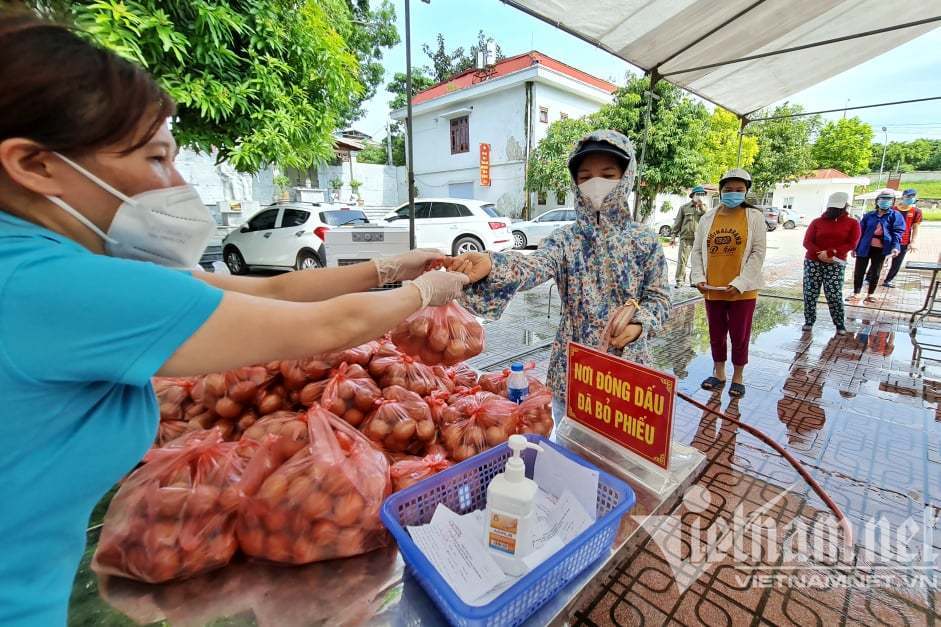 Nghìn suất quà đến tay người dân chịu ảnh hưởng bởi dịch Covid-19 ở Hà Nội