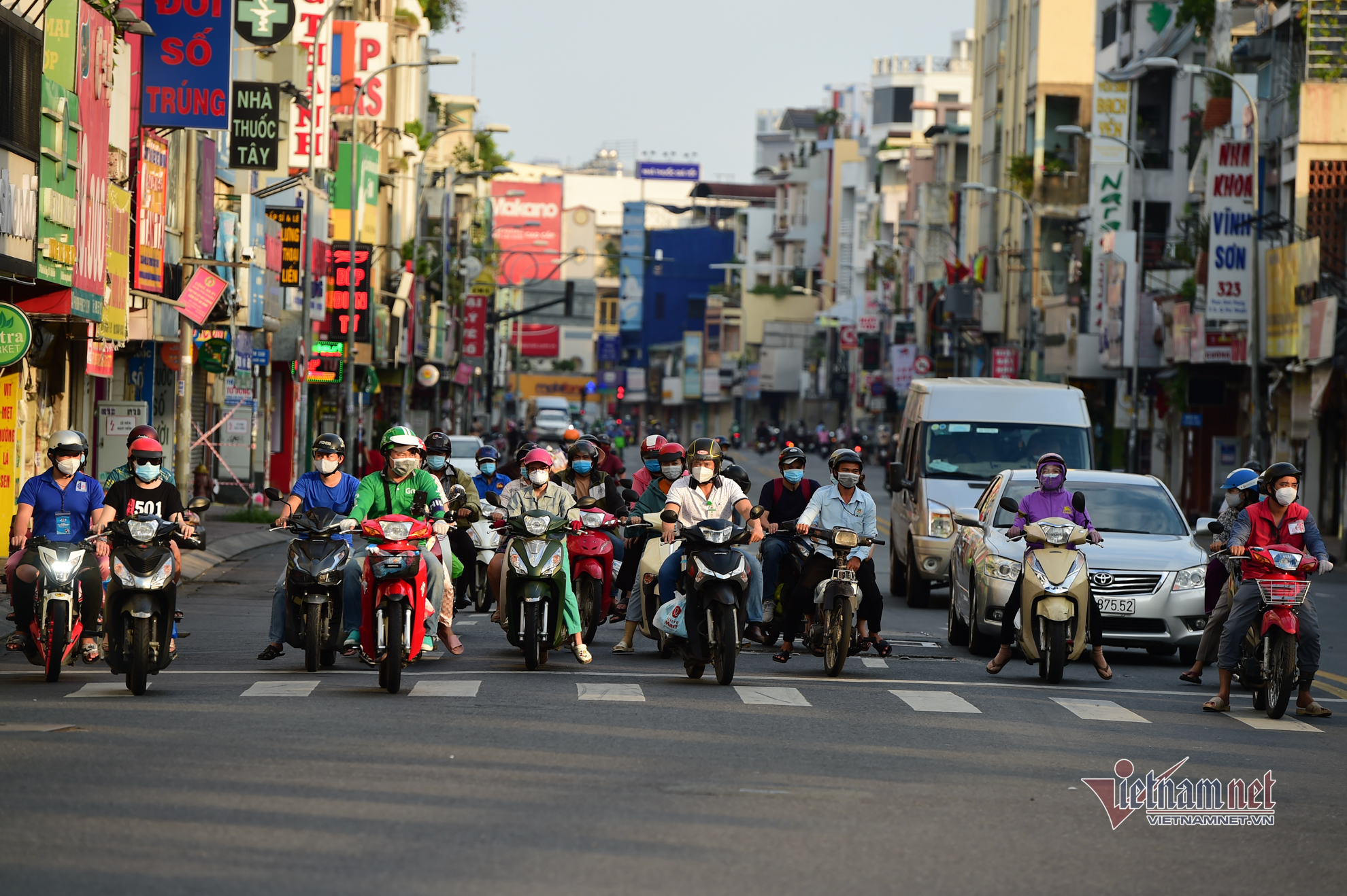 Bạn muốn tìm nơi để thư giãn sau một ngày làm việc vất vả? Hoặc bạn muốn tìm kiếm nơi để sôi động và vui chơi vào ban đêm? Đến với TP.HCM đêm nay hoặc đối lập đông đúc, bạn sẽ được tận hưởng một không khí thật sôi động, đầy màu sắc. Hãy để hình ảnh TP.HCM đêm nay khiến bạn cảm thấy như lạc vào một thế giới hoành tráng.