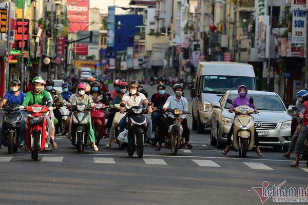 Contrasting images before and after 6pm in Ho Chi Minh City