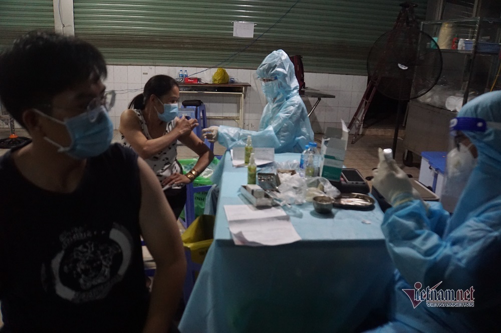 TP.HCM tổ chức tiêm vắc xin Covid-19 lúc nửa đêm
