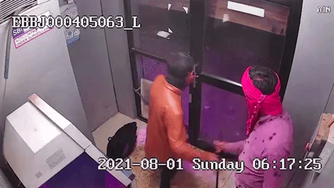 Tên trộm gặp cú sốc sau khi chui vào trong cây ATM